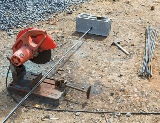 Cutting rebar with a high-speed circular saw equipped with a diamond blade