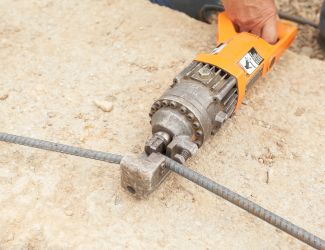 Portable hydraulic rebar cutter providing a clean cut through construction steel